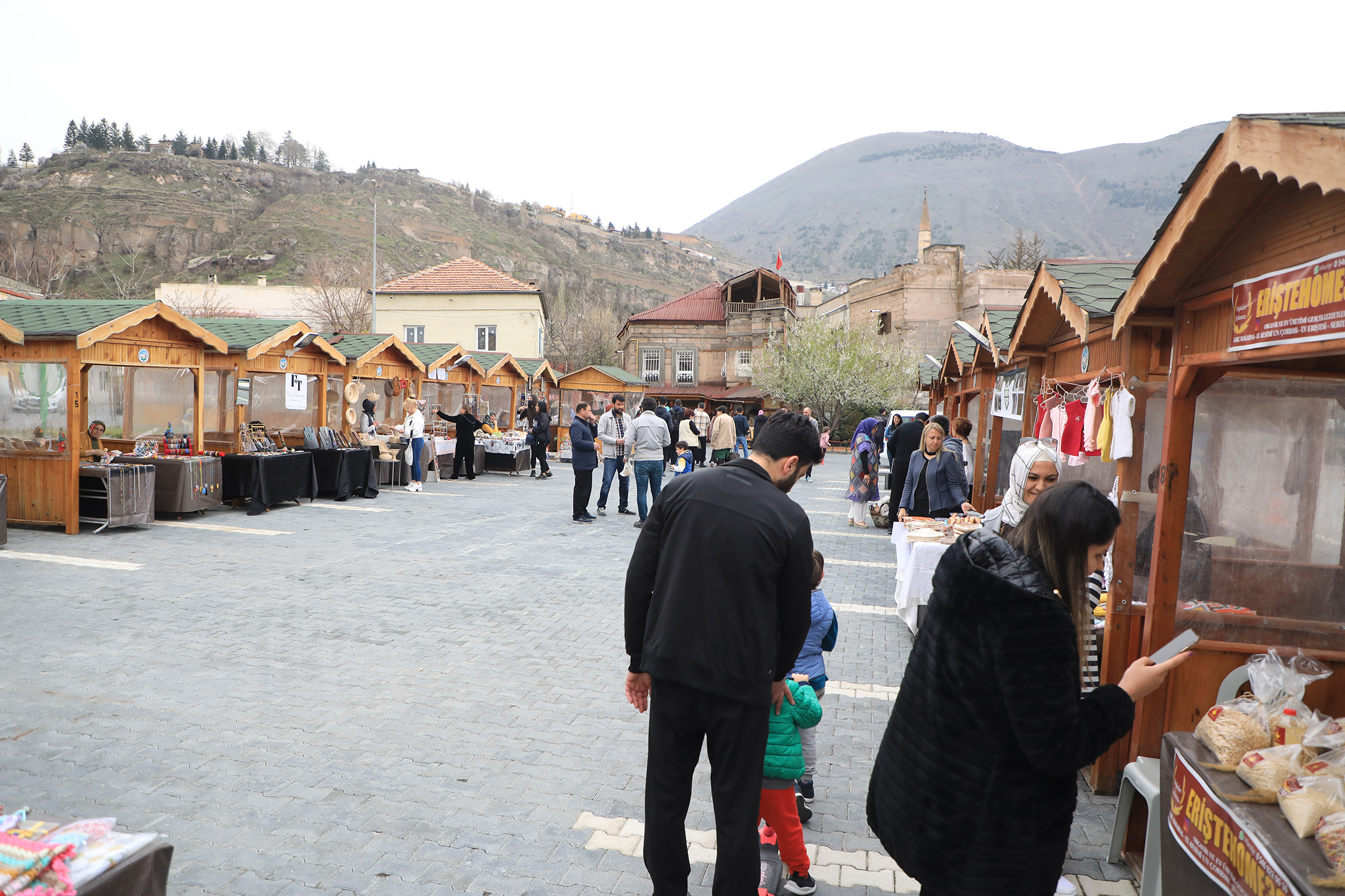 Talas'ta "Maharetli Eller" Kadın Üretici Pazarı Yoğun İlgi Görüyor